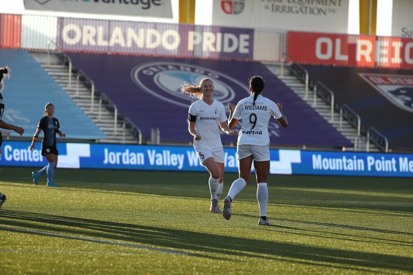 Samantha Mewis y Lynn Williams celebran el 1-0 ante Sky Blue. Challenge Cup. Fuente de la imagen: North Carolina Courage